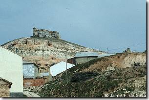 Cerro del castillo de Alcozar. (12KB)